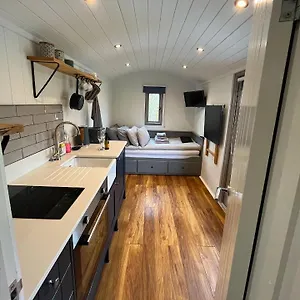 Luxury Shepherds Hut - The Moorhen By The York